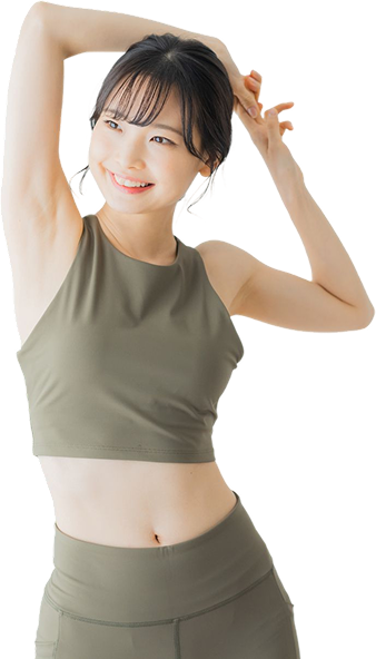 腕を上げて微笑む女性