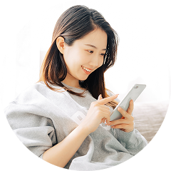 スマートフォンで予約する女性