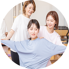 一人ひとりに丁寧なフィードバックを行う様子